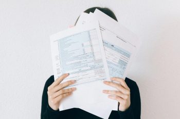 femme qui remplit ses documents de crédit d'impôt